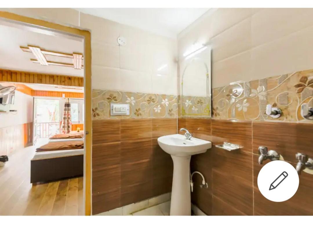 Tirthan Crest Homestay Banjar Екстер'єр фото